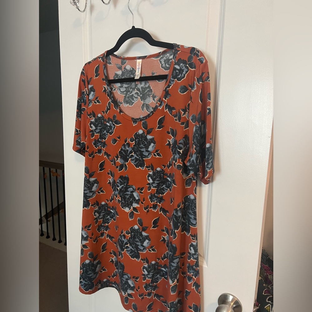 L Lularoe Perfect T Rust color and floral